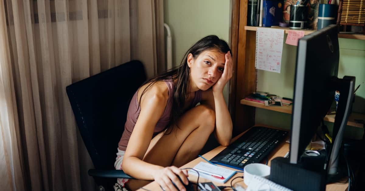 stresli bir kadın evde çalışıyor